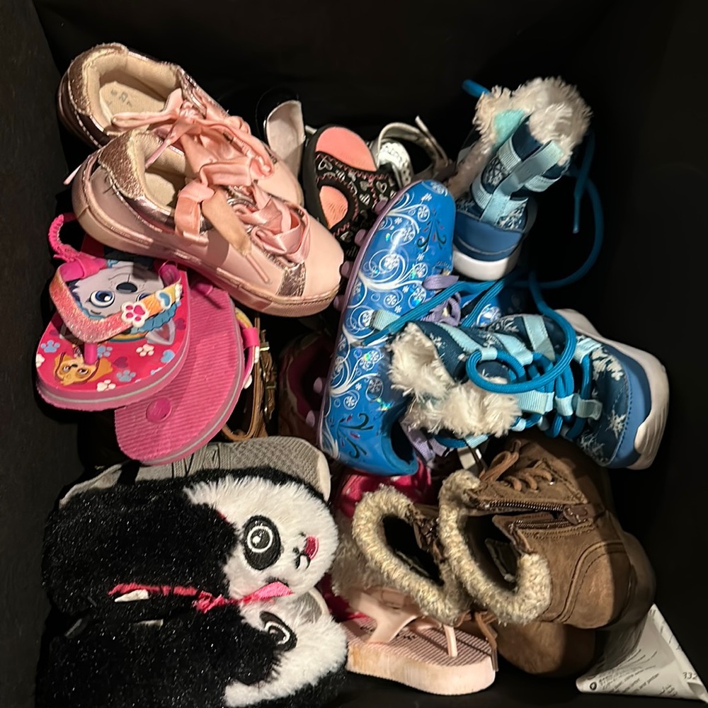HUGE LOT of 16 pairs of baby girl shoes different sizes